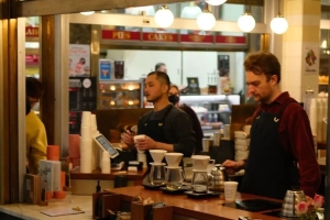 “网红”酒馆跳海开公寓，一般人不让住…